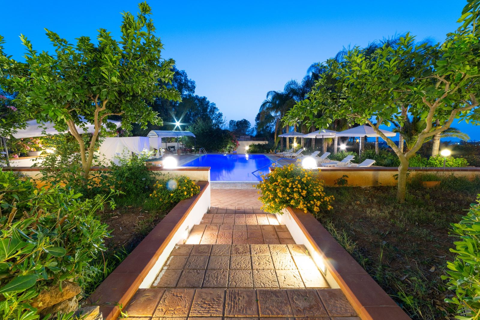 Piscina e ingresso illuminati al tramonto