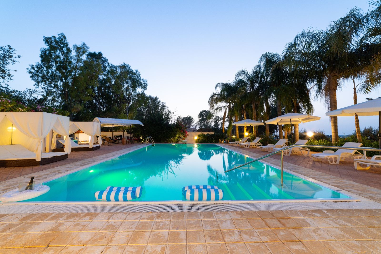 Piscina panoramica al crepuscolo