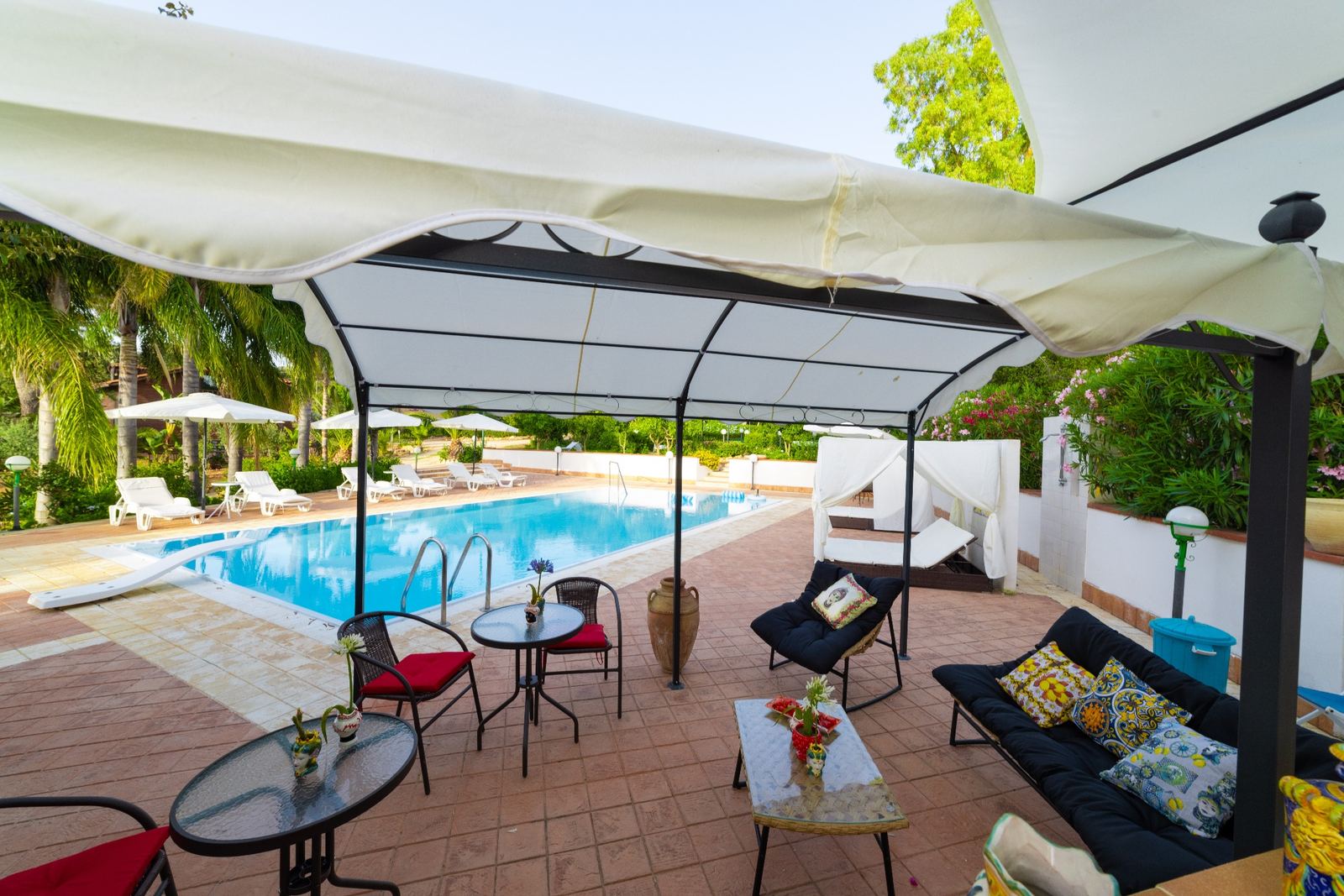 Zona relax con gazebo e piscina